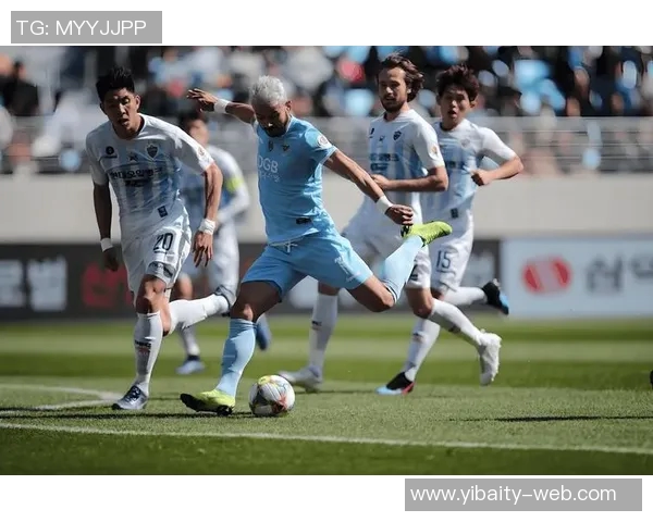 全北现代与布里兰的激烈对决展现足球魅力与战术智慧的精彩碰撞